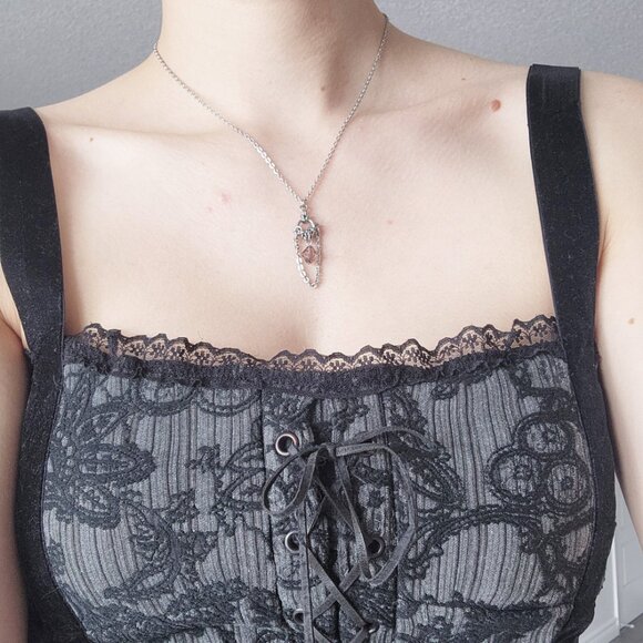 Gothic small & dainty chainmaille necklace with a purple diamond-shaped bead - Picture 3 of 7